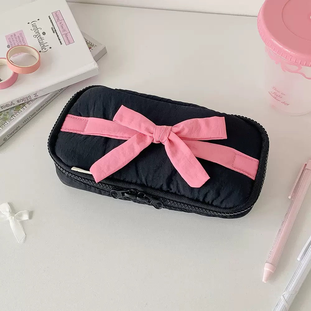Coquette Puffer Quilted Pencil Pouch — Large-Capacity Pen Bag with Hot Pink Bow Ribbon & Mesh Pocket for Students