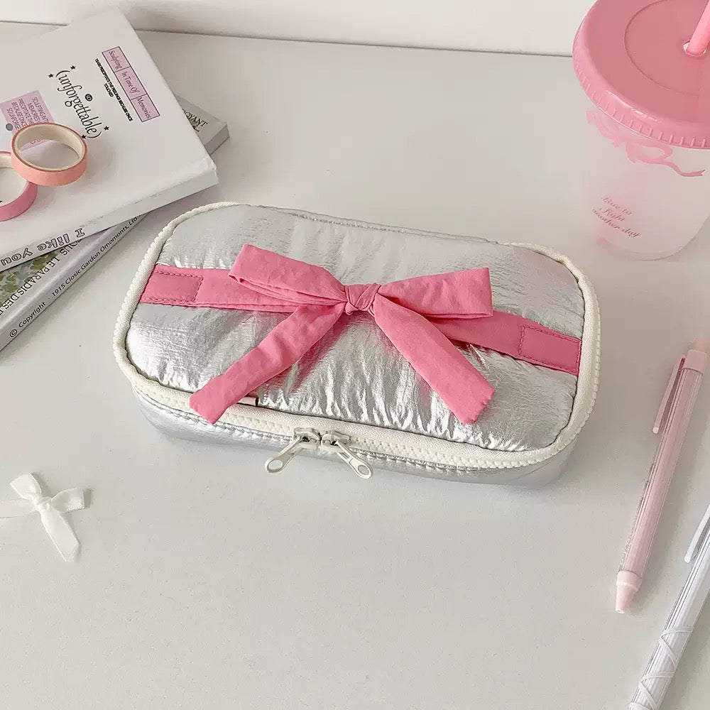 Coquette Puffer Quilted Pencil Pouch — Large-Capacity Pen Bag with Hot Pink Bow Ribbon & Mesh Pocket for Students